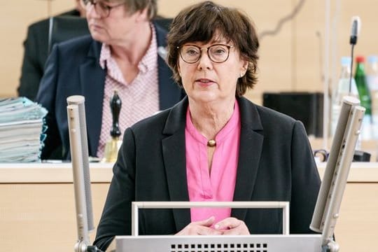 Sabine Sütterlin-Waack spricht