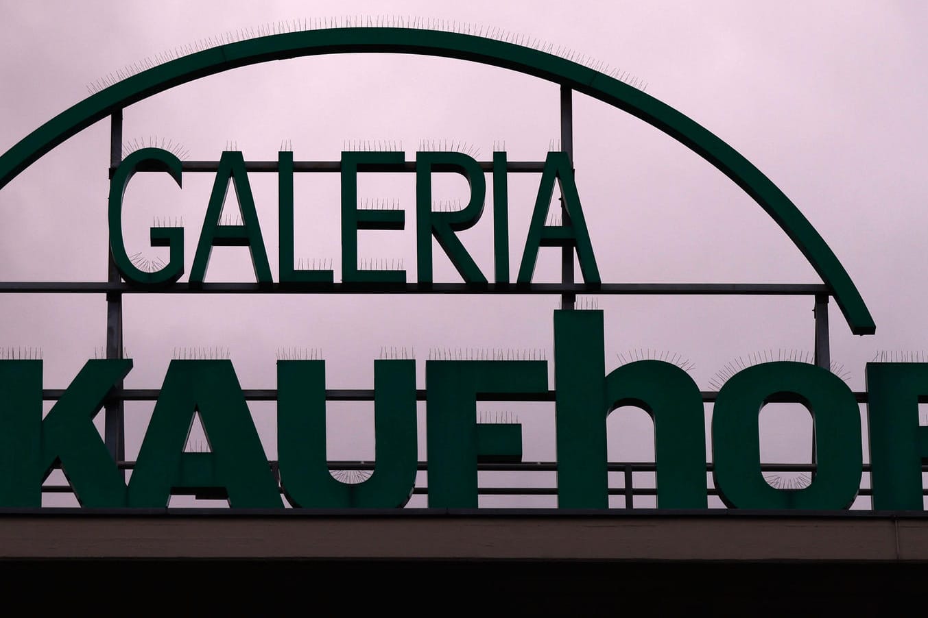Dunkle Wolken über Galeria Kaufhof: Der Warenhauskonzern leidet unter der Corona-Pandemie. Dunkle Wolken über Galeria Kaufhof: Der Warenhauskonzern leidet unter der Corona-Pandemie.