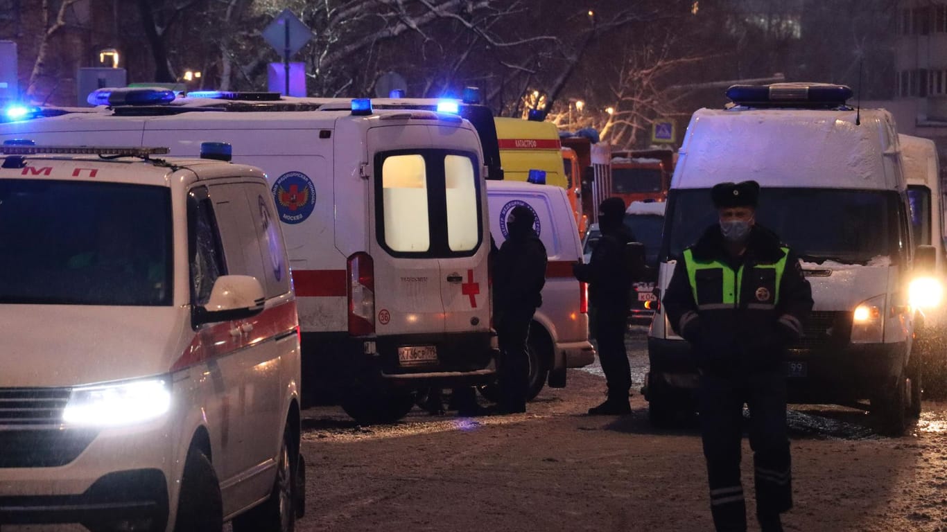 Polizeifahrzeuge und Krankenwagen parken vor dem Moskauer Regierungszentrum: Es hatte zuletzt mehrfach Zwischenfälle mit Protesten von Gegnern der Hygienevorschriften gegeben.