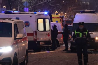 Polizeifahrzeuge und Krankenwagen parken vor dem Moskauer Regierungszentrum: Es hatte zuletzt mehrfach Zwischenfälle mit Protesten von Gegnern der Hygienevorschriften gegeben.