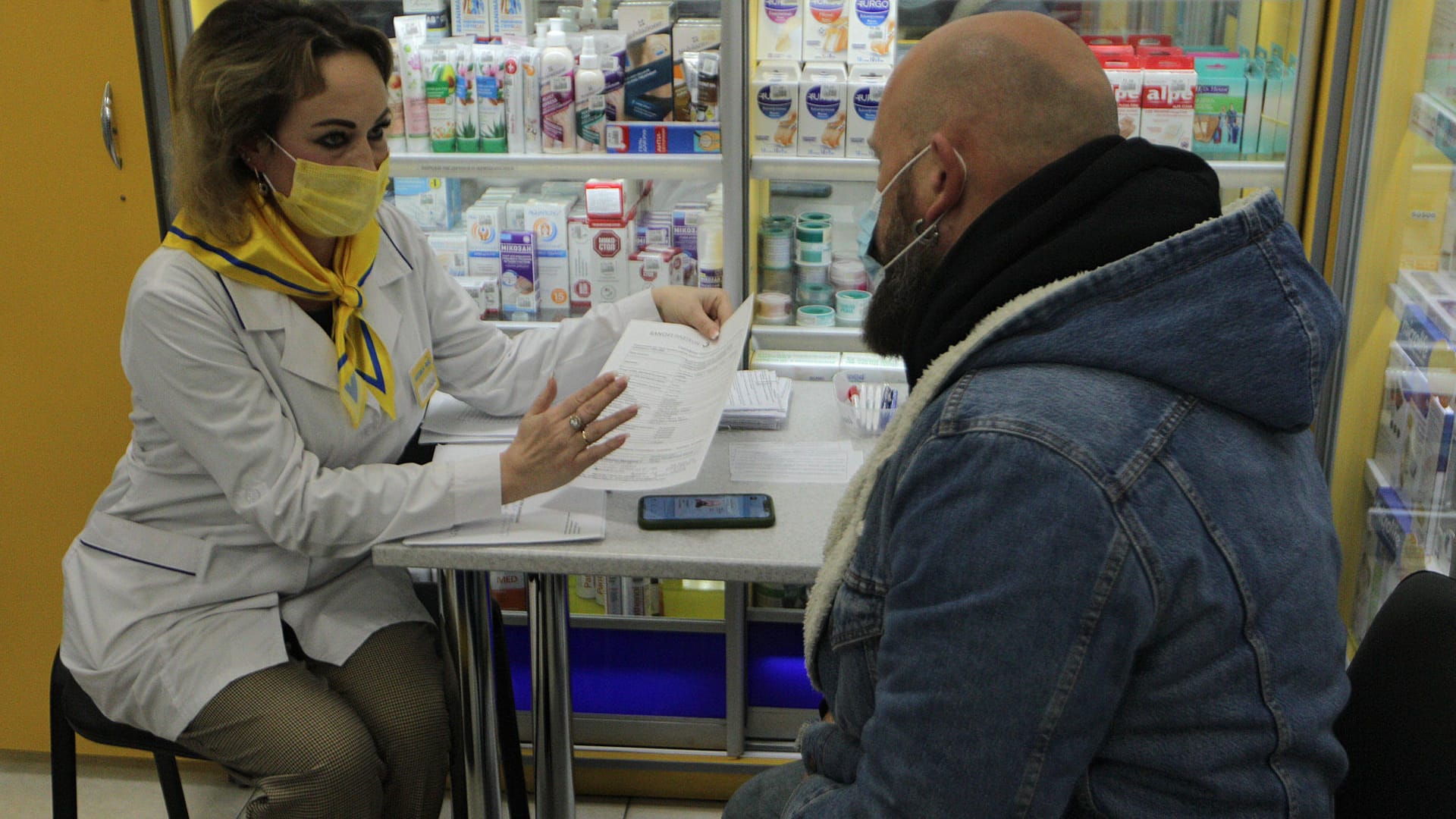 Corona-Impfung in der Apotheke (Symbolfoto): Sobald die technischen und rechtlichen Voraussetzungen geschaffen sind, können auch Apotheker impfen.