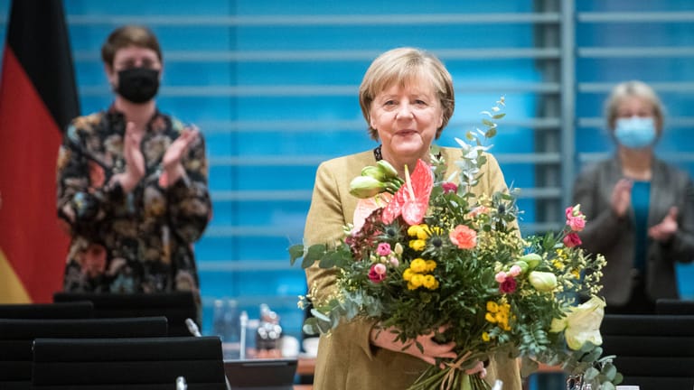 Angela Merkel (CDU) wird verabschiedet: Die scheidende Kanzlerin zieht in Margot Honeckers ehemaliges Büro ein.