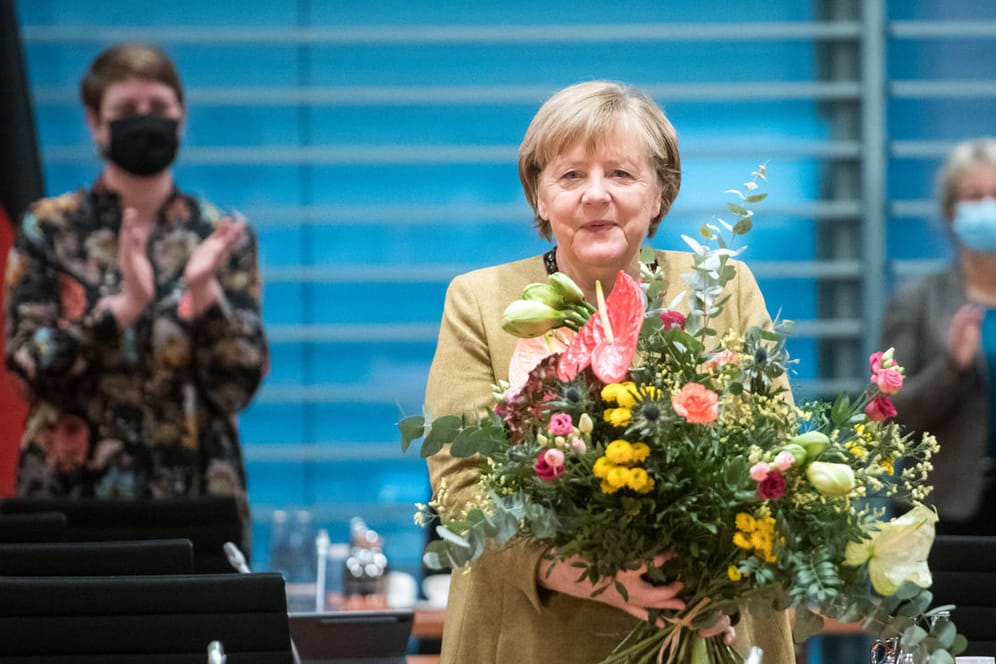 Angela Merkel (CDU) wird verabschiedet: Die scheidende Kanzlerin zieht in Margot Honeckers ehemaliges Büro ein.