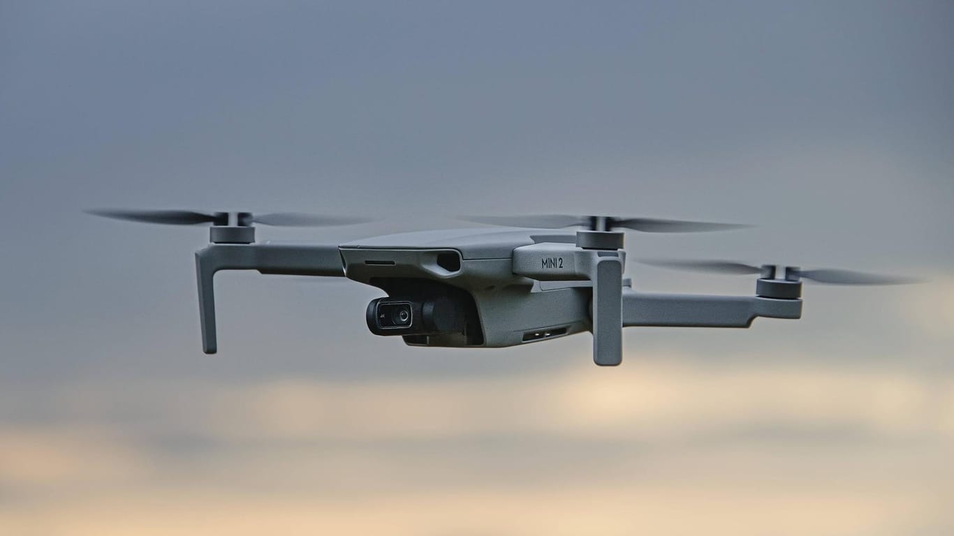 Die DJI Mini 2 in der Luft: Die Drohne gehört zu den beliebtesten Modellen.
