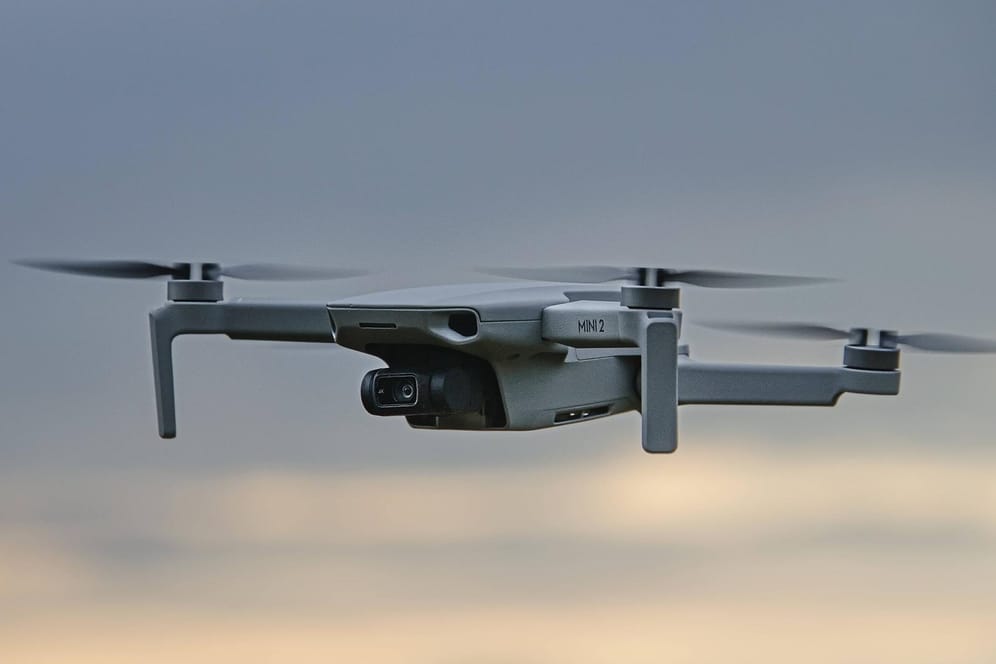 Die DJI Mini 2 in der Luft: Die Drohne gehört zu den beliebtesten Modellen.