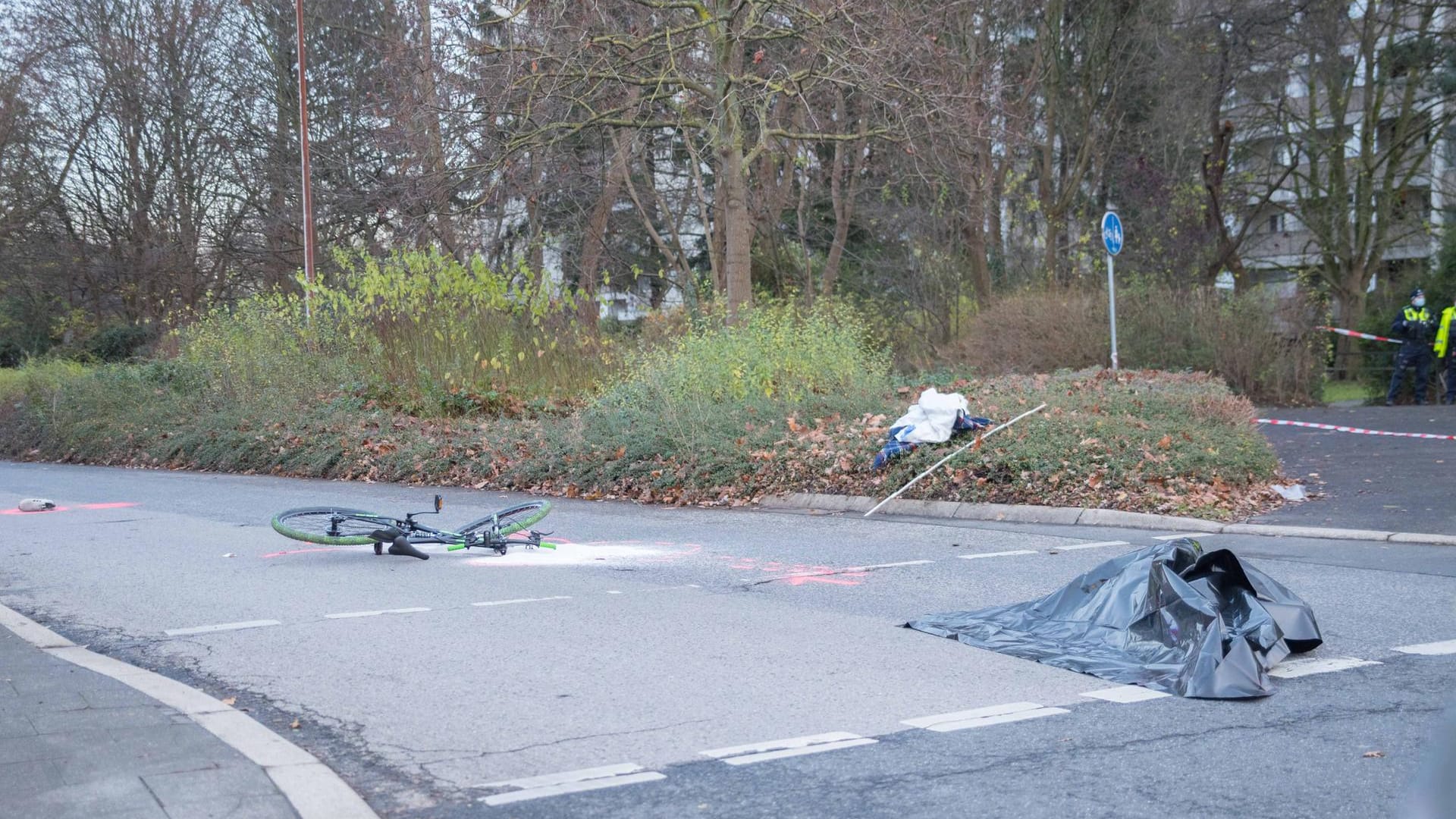 Das Fahrrad liegt am Unfallort: Hier überrollte ein Lkw den 15-Jährigen. Das Fahrrad liegt am Unfallort: Hier überrollte ein Lkw den 15-Jährigen.