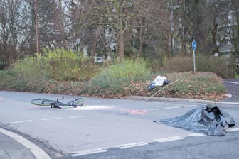 Das Fahrrad liegt am Unfallort: Hier überrollte ein Lkw den 15-Jährigen.
