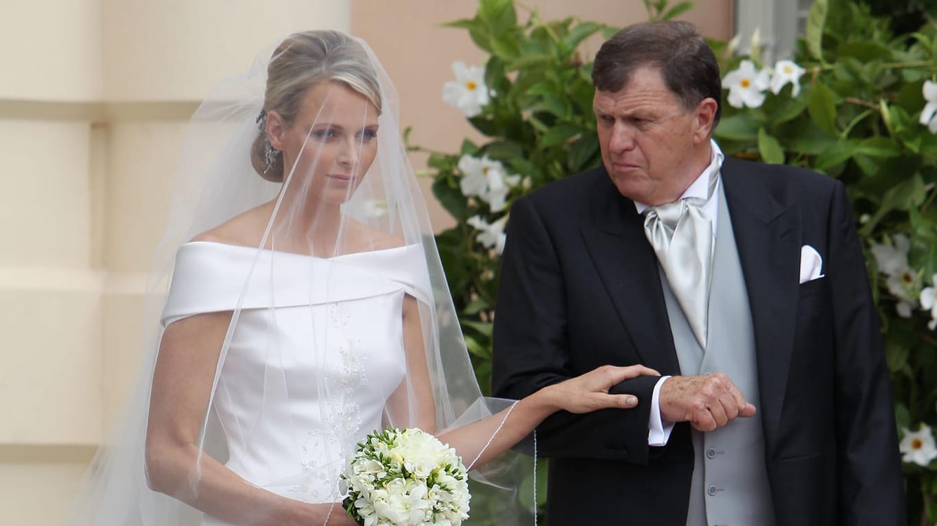 Bei ihrer Hochzeit: Charlène von Monaco mit ihrem Vater Michael Kenneth Wittstock.