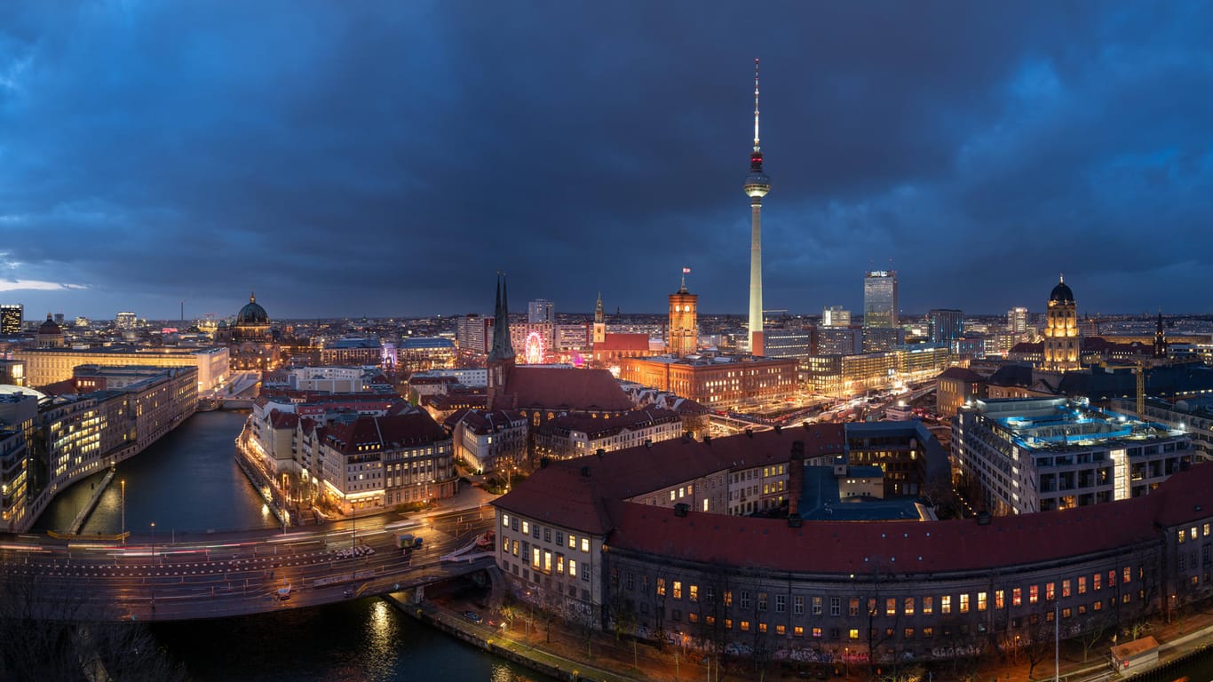 Abendstimmung im Zentrum Berlin Mitte. (Symbolbild) Auch rund um die Hauptstadt werden Immobilien teuer.
