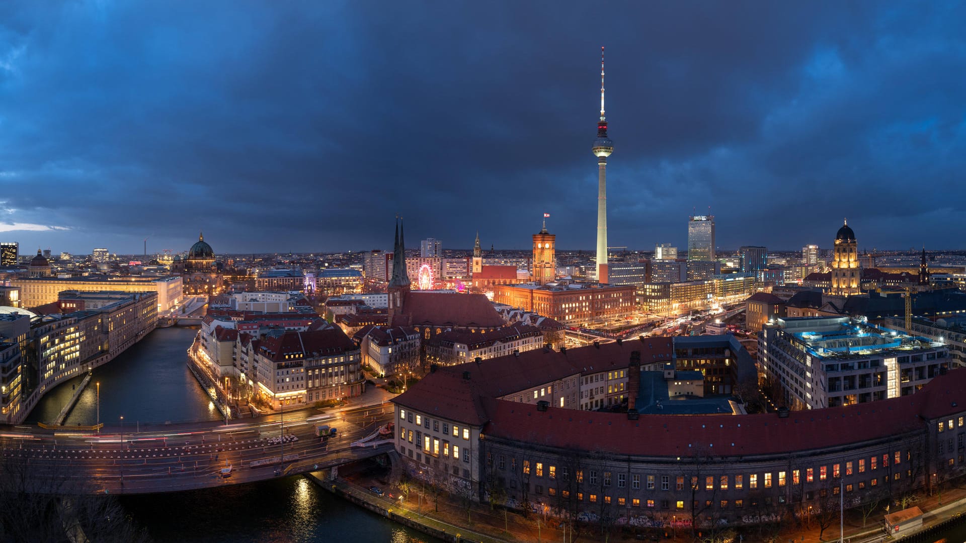 Abendstimmung im Zentrum Berlin Mitte. (Symbolbild) Auch rund um die Hauptstadt werden Immobilien teuer. Abendstimmung im Zentrum Berlin Mitte. (Symbolbild) Auch rund um die Hauptstadt werden Immobilien teuer.