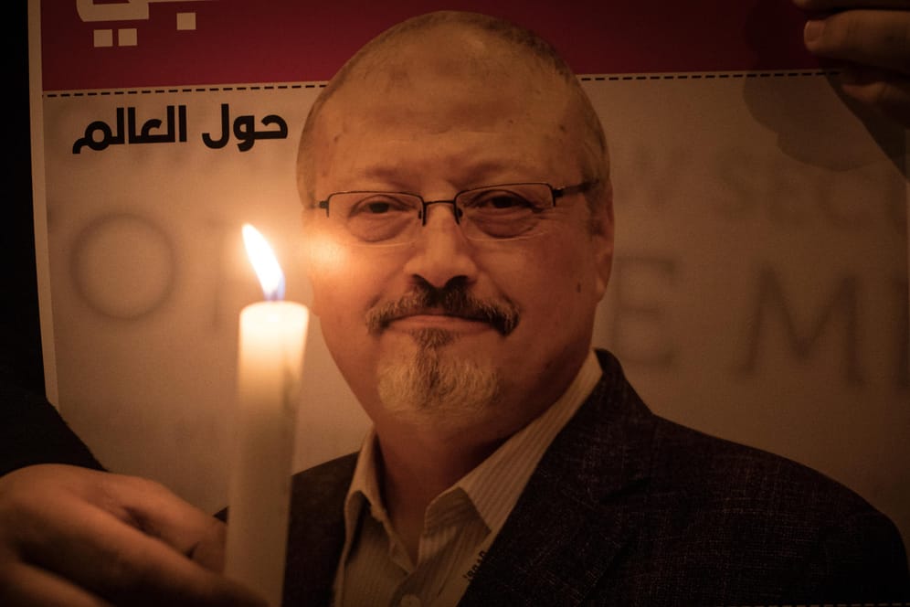 Ein Plakat mit dem Foto von Jamal Khashoggi (Archivbild): Der Journalist und Regierungskritiker wurde am 2. Oktober 2018 im saudiarabischen Konsulat in Istanbul ermordet.