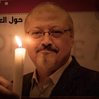 Ein Plakat mit dem Foto von Jamal Khashoggi (Archivbild): Der Journalist und Regierungskritiker wurde am 2. Oktober 2018 im saudiarabischen Konsulat in Istanbul ermordet.