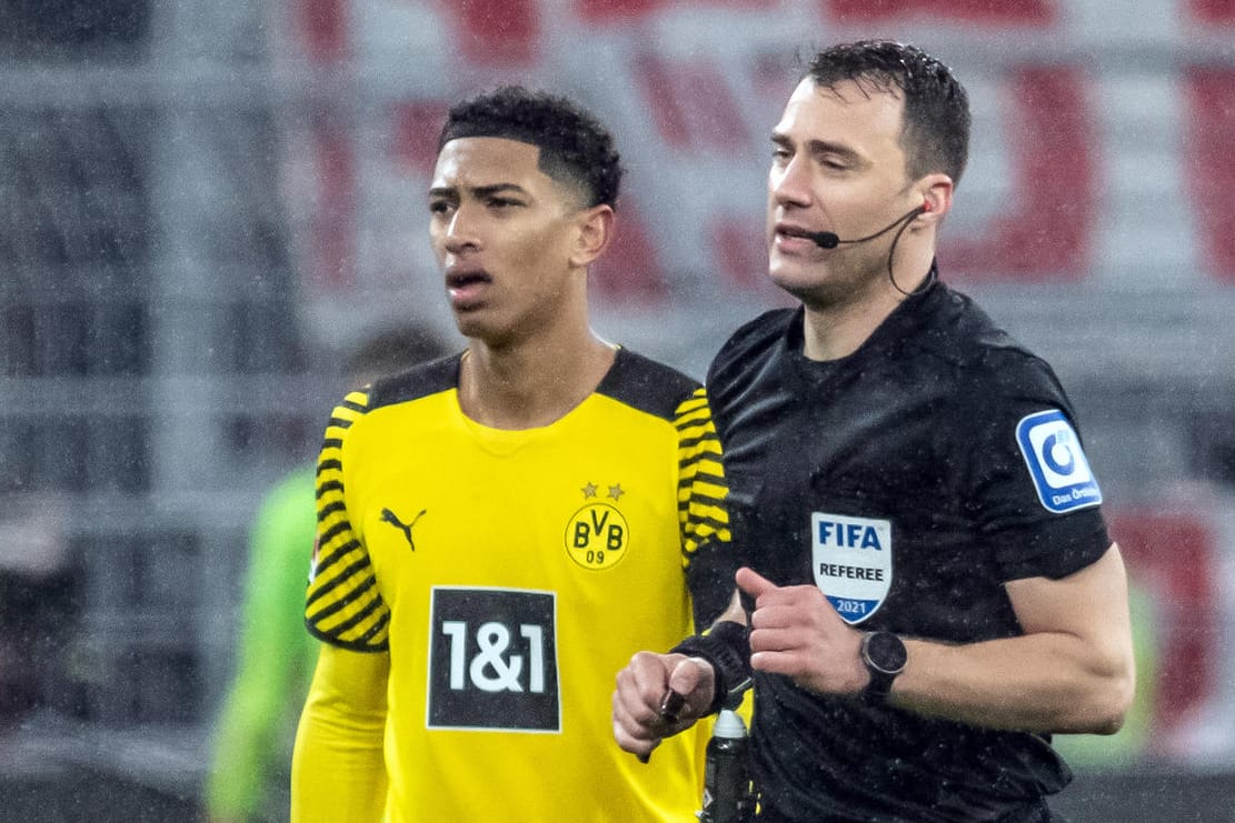 Ärger nach dem Topspiel: Schiedsrichter Felix Zwayer (r.) und Jude Bellingham.