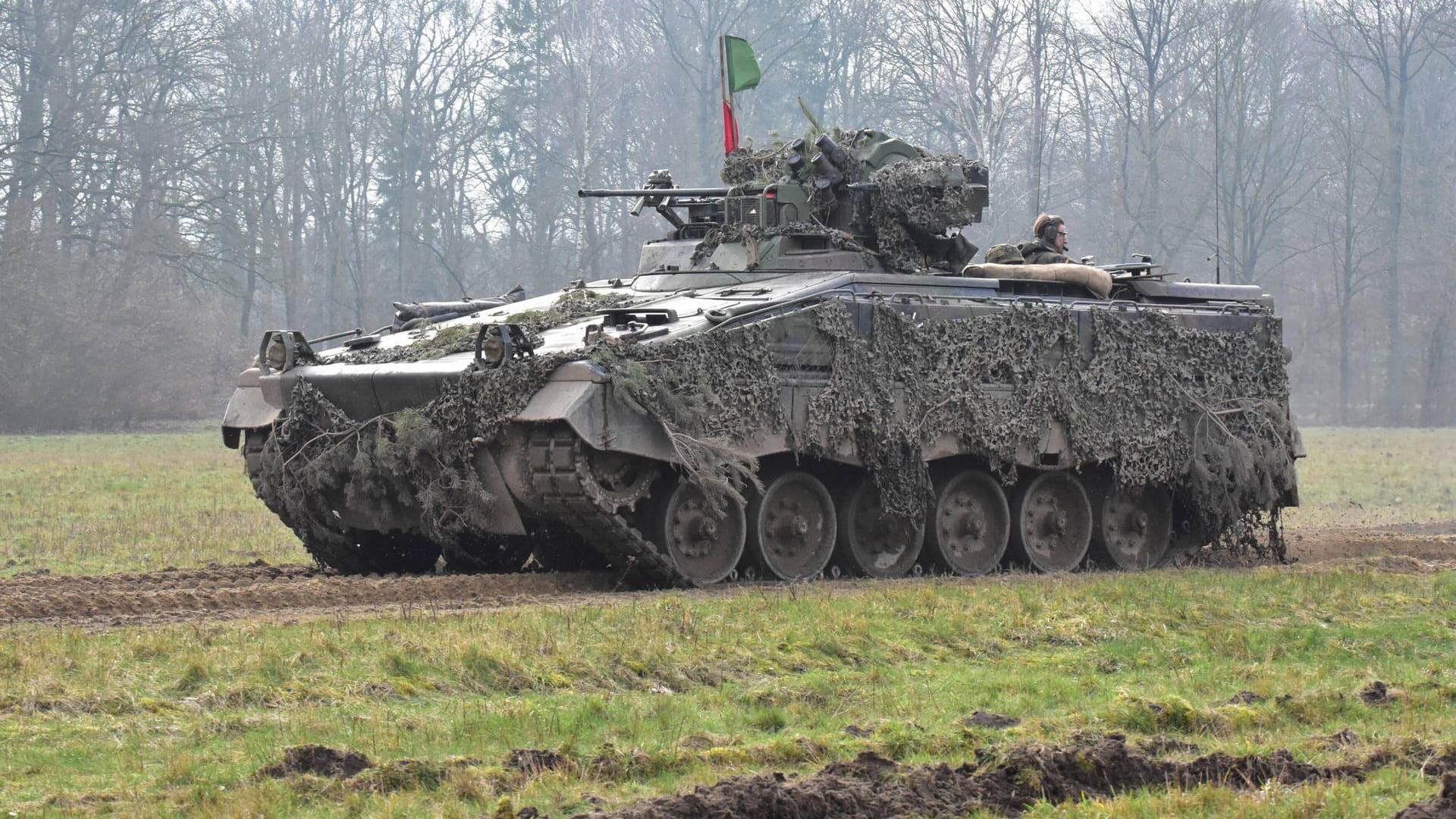 Ein Bundeswehrpanzer bei einer Übung (Archivbild): Zwei Menschen wurden bei einem Unglück getötet.