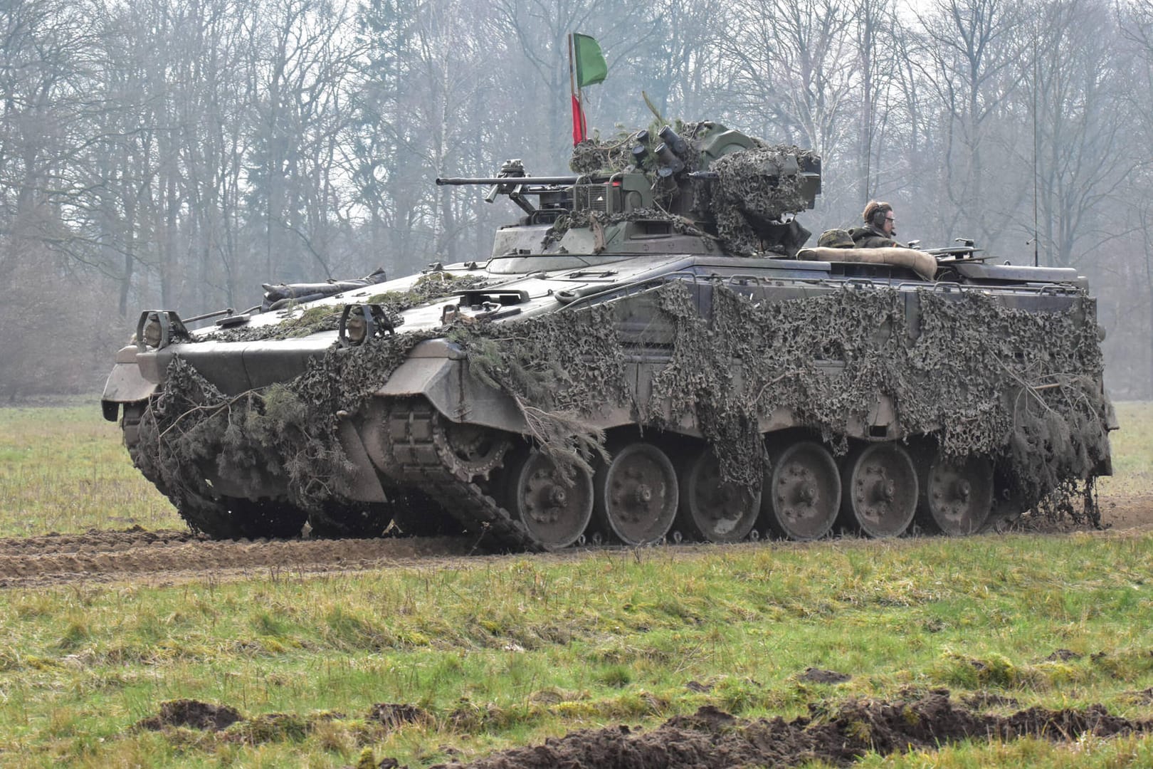 Ein Bundeswehrpanzer bei einer Übung (Archivbild): Zwei Menschen wurden bei einem Unglück getötet.