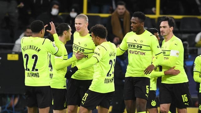 Dortmunds Spieler jubeln nach dem 4:0 durch den gerade eingewechselten Erling Haaland (3.