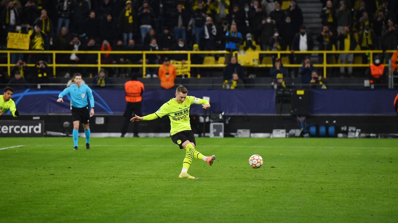 Marco Reus (r) schießt per Strafstoß das Tor zum 2:0 für den BVB.