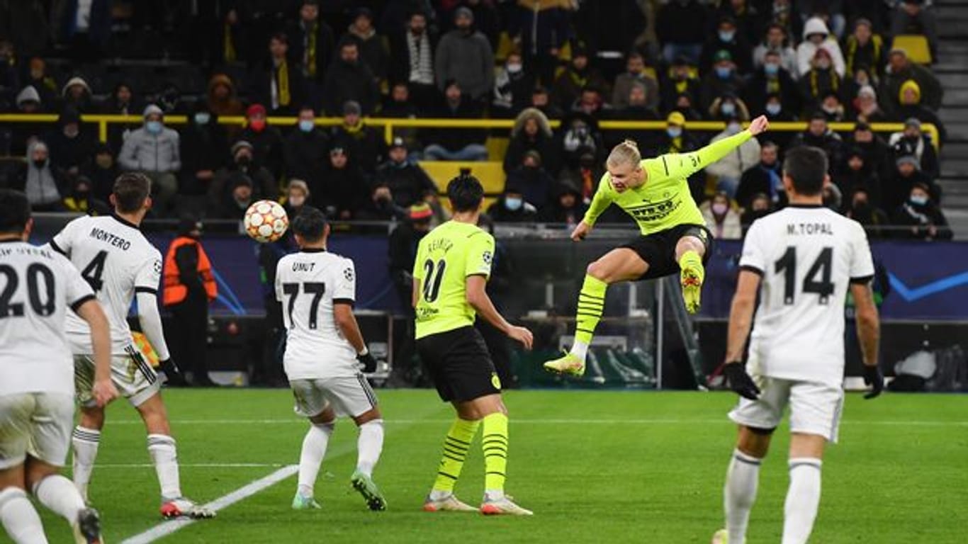 Dortmunds Spieler Erling Haaland (2.v.r.) köpft das Tor zum 4:0