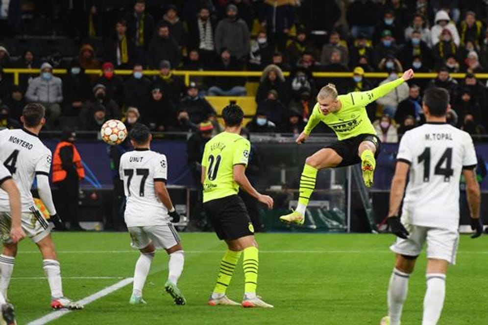 Dortmunds Spieler Erling Haaland (2.v.r.) köpft das Tor zum 4:0
