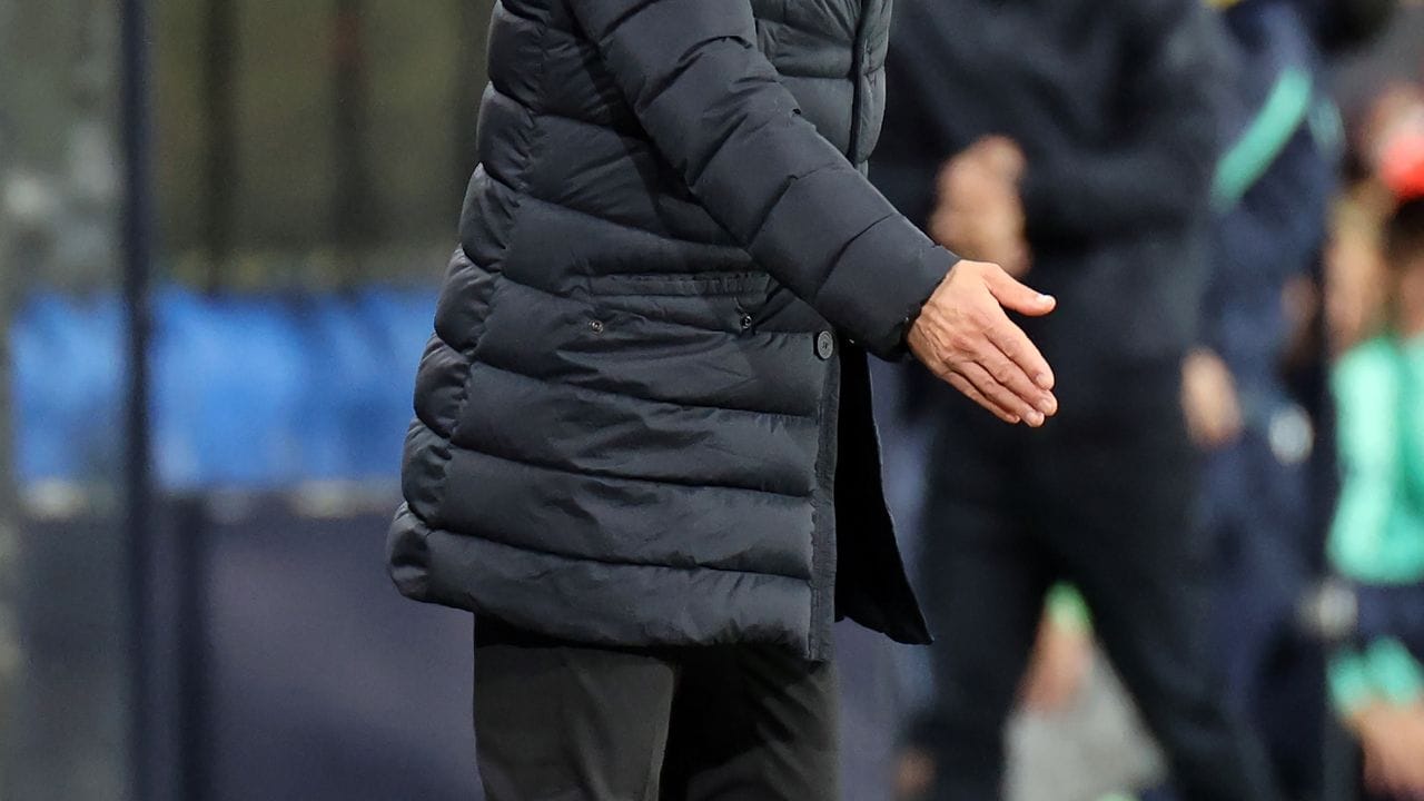 Von der Seitenlinie aus verfolgt Atlético Madrids Trainer Diego Simeone die hitzige Partie beim FC Porto.