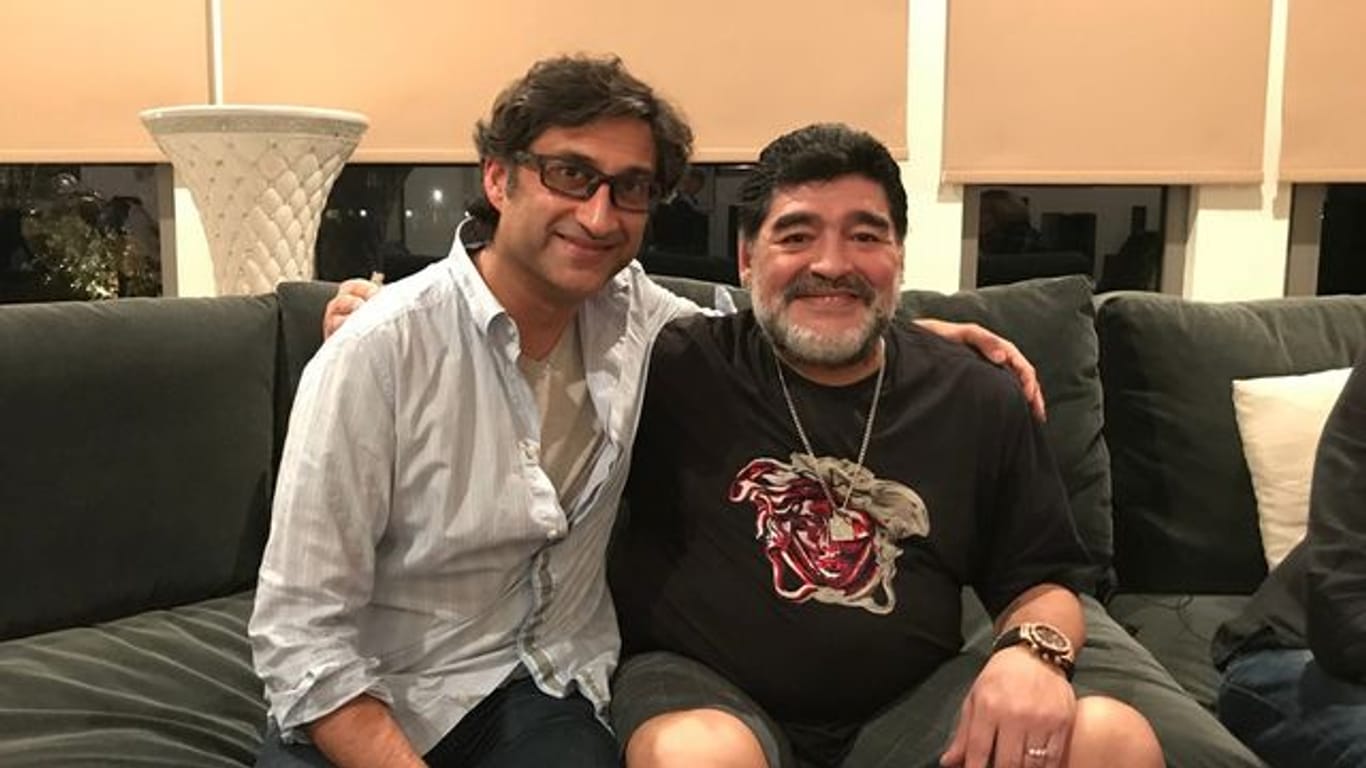 Diego Maradona mit Regisseur Asif Karpadia.