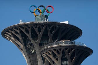 Die olympischen Ringe auf der Spitze des Olympiaturms in Peking: Australien will keine Regierungsvertreter zu den Spielen schicken.