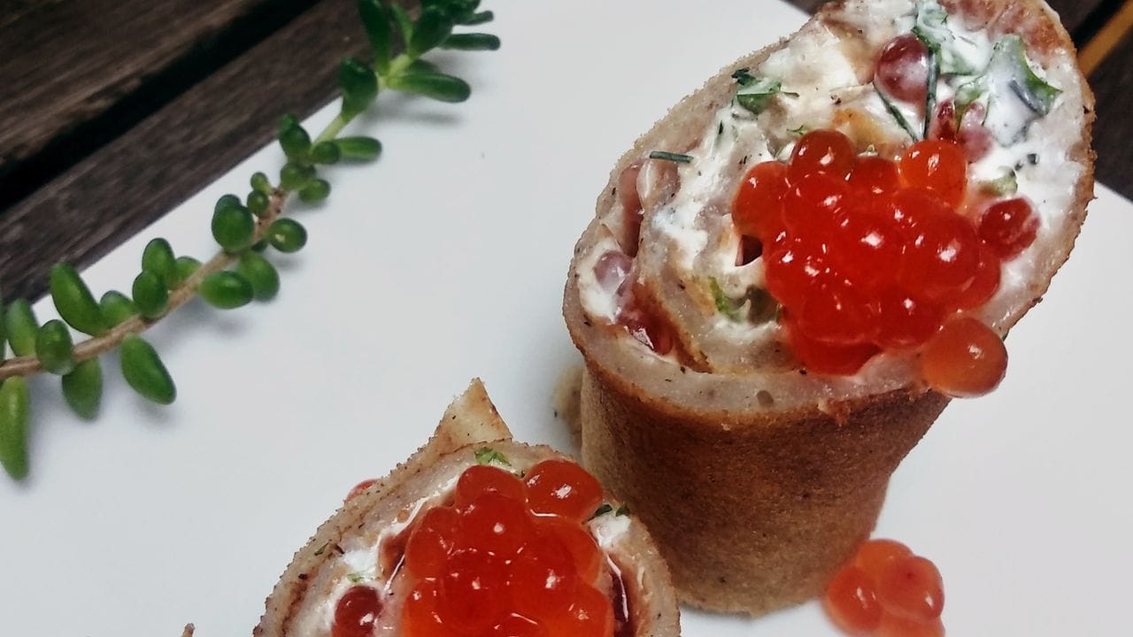 Bliniröllchen mit wahlweise echtem oder veganem Kaviar gehören aufs reichhaltige Büfett zum Jahreswechsel in Russland.