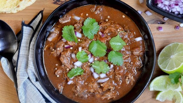 Mexikanischer Rindereintopf: Er kann gelöffelt, aber auch in eine Tortilla zusammen mit Zwiebeln, Koriander und Chili gewickelt werden.