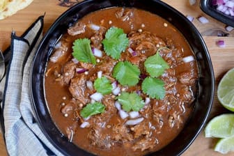 Mexikanischer Rindereintopf: Er kann gelöffelt, aber auch in eine Tortilla zusammen mit Zwiebeln, Koriander und Chili gewickelt werden.