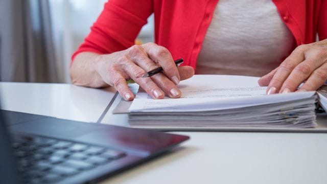 Wer vorzeitig in Rente gegangen ist, kann auch 2022 von den angehobenen Hinzuverdienstgrenzen profitieren. Wer vorzeitig in Rente gegangen ist, kann auch 2022 von den angehobenen Hinzuverdienstgrenzen profitieren.
