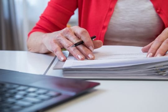 Wer vorzeitig in Rente gegangen ist, kann auch 2022 von den angehobenen Hinzuverdienstgrenzen profitieren.