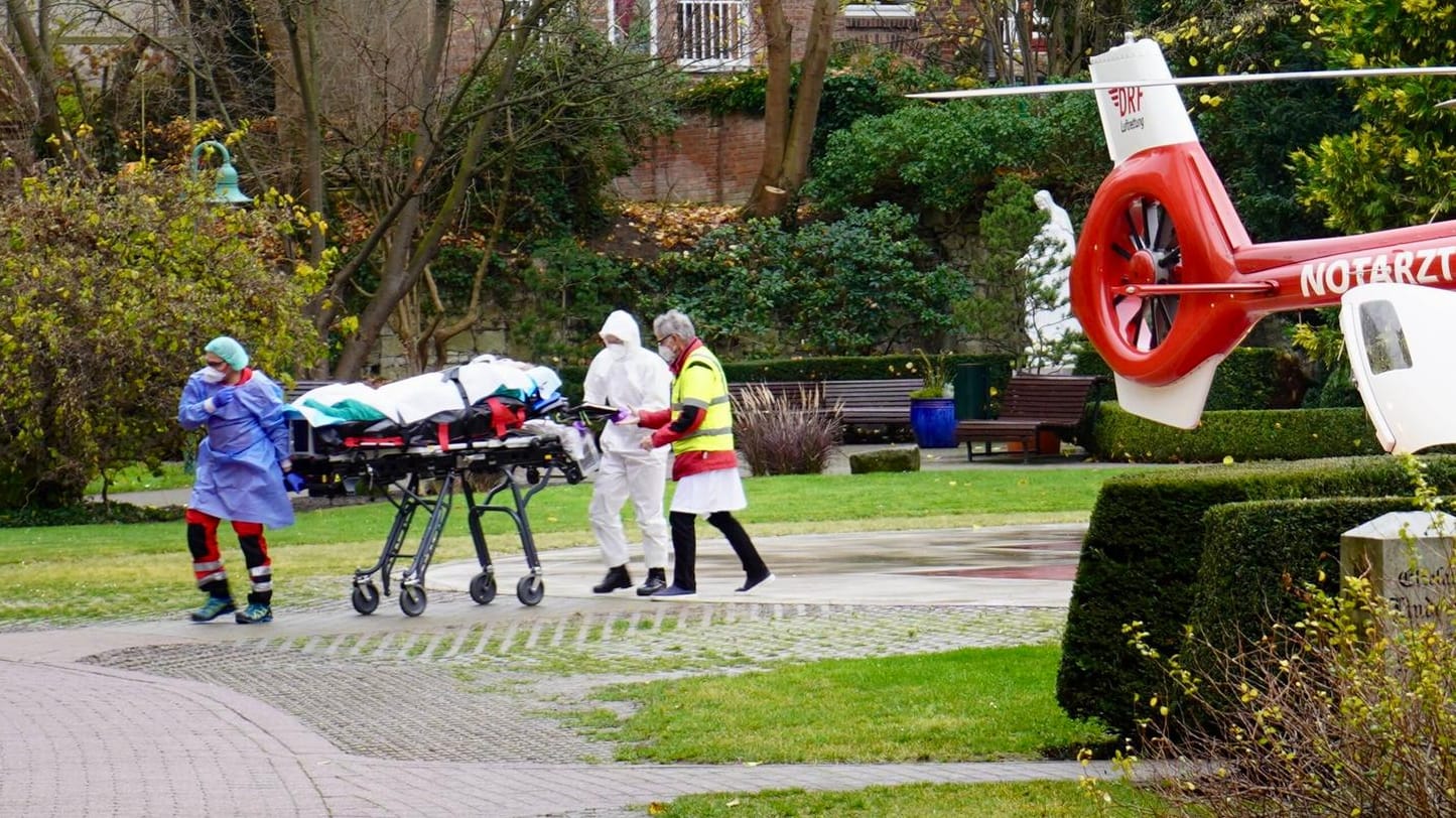 Covid-Patienten werden verlegt: Mehr als 500 Menschen sind binnen eines Tages gestorben.