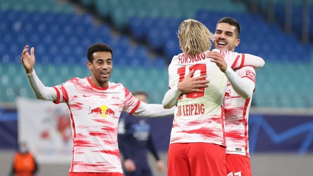 Leipzigs André Silva (r) bejubelt sein Tor zum 2:0 mit Tyler Adams (l) und Emil Forsberg.