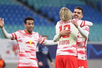 Leipzigs André Silva (r) bejubelt sein Tor zum 2:0 mit Tyler Adams (l) und Emil Forsberg.