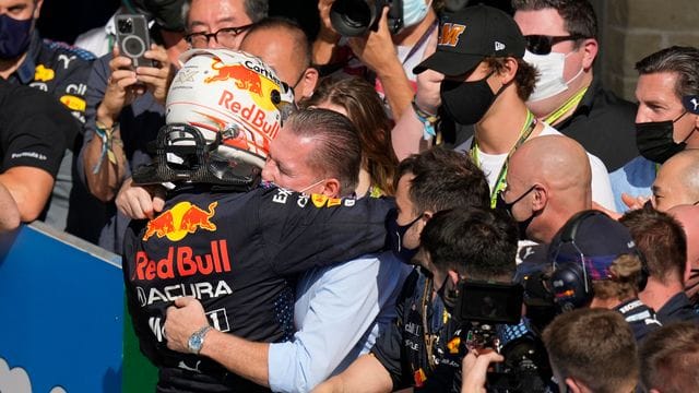 Max Verstappen (l) wird nach dem Sieg in den USA von seinem Vater Jos umarmt.