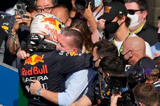 Max Verstappen (l) wird nach dem Sieg in den USA von seinem Vater Jos umarmt.