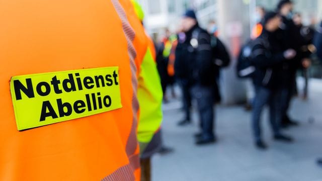 Mitarbeiter von Abellio stehen vor Beginn einer Gremiensitzung vor dem Tagungsort (Symbolbild): Die Übernahme wird voraussichtlich mit Zugausfällen einhergehen. Mitarbeiter von Abellio stehen vor Beginn einer Gremiensitzung vor dem Tagungsort (Symbolbild): Die Übernahme wird voraussichtlich mit Zugausfällen einhergehen.