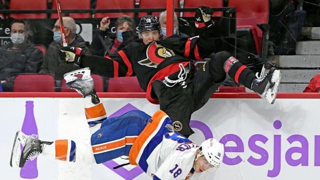 Tim Stützle (o) verlor mit den Ottawa Senators gegen die New York Islanders. Tim Stützle (o) verlor mit den Ottawa Senators gegen die New York Islanders.