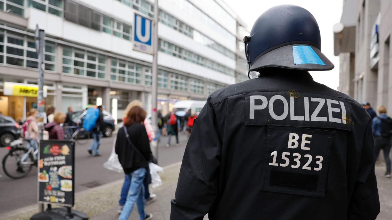 Ein Polizist auf einer Demo gegen die Corona-Maßnahmen in Berlin Mitte (Archivbild): Die Beamten sind bei der Kontrolle nicht so neutral geblieben, wie erwartet.