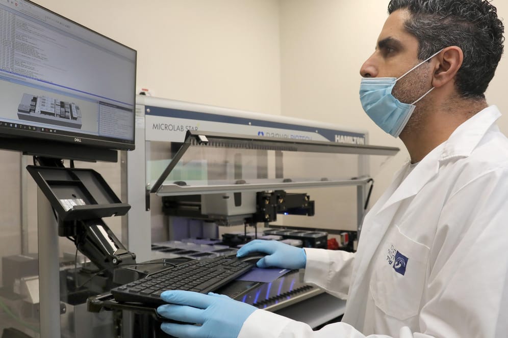 Forscher testet Proben der Omikron-Variante: In Großbritannien ist eine neue Linie der Mutante entdeckt worden, die mit einem PCR-Test nicht zu identifizieren ist.