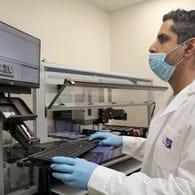 Forscher testet Proben der Omikron-Variante: In Großbritannien ist eine neue Linie der Mutante entdeckt worden, die mit einem PCR-Test nicht zu identifizieren ist.