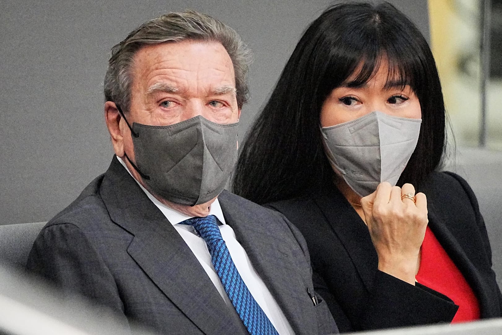 Gerhard Schröder und seine Frau So-yeon Schröder-Kim: Die beiden nahmen auf der Tribüne Platz.