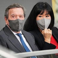 Gerhard Schröder und seine Frau So-yeon Schröder-Kim: Die beiden nahmen auf der Tribüne Platz.