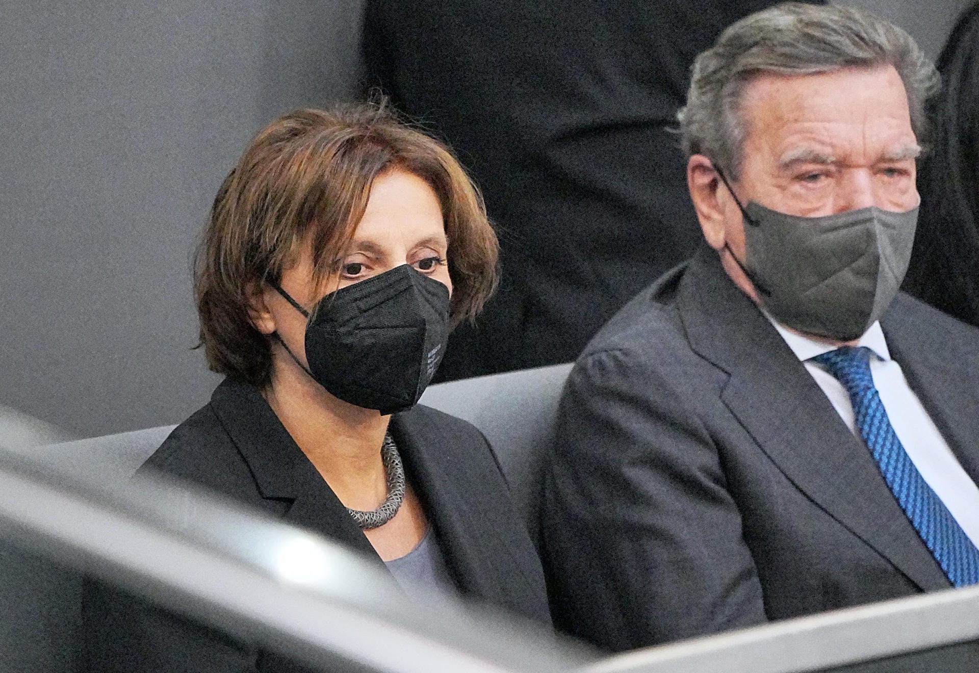 Britta Ernst, Ehefrau von Olaf Scholz, sitzt neben Gerhard Schröder.