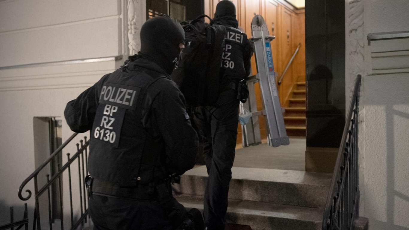 Bundespolizisten dringen in einer Berliner Wohnhaus ein: In der Hauptstadt lag der Schwerpunkt der bundesweiten Razzia.