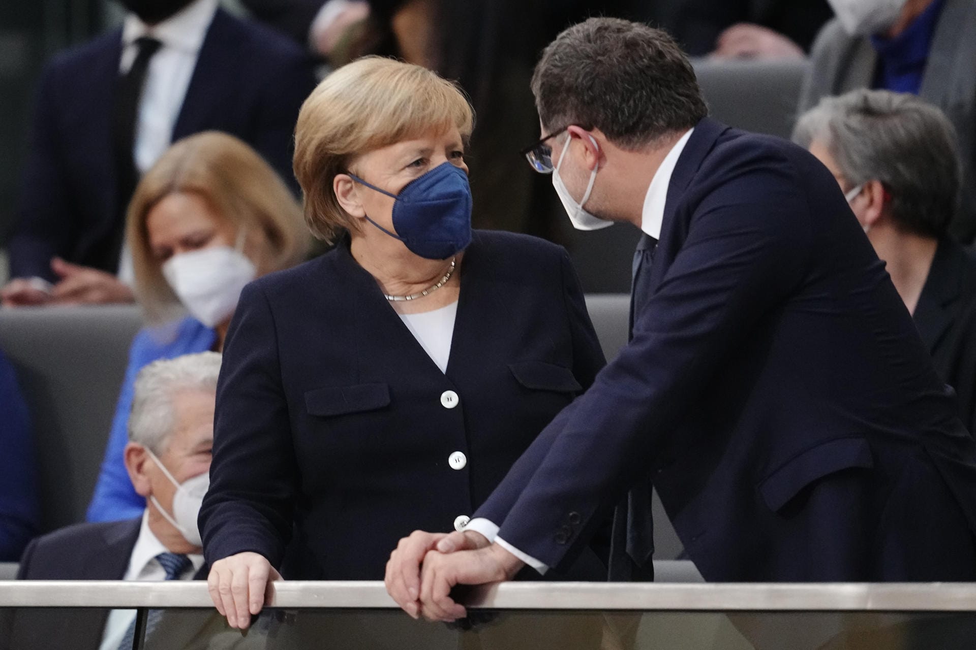 Die noch geschäftsführende Bundeskanzlerin Angela Merkel: Sie steht mit Wolfgang Schmidt (SPD), designierter Chef des Bundeskanzleramts, auf der Tribüne bei der Kanzlerwahl zusammen.