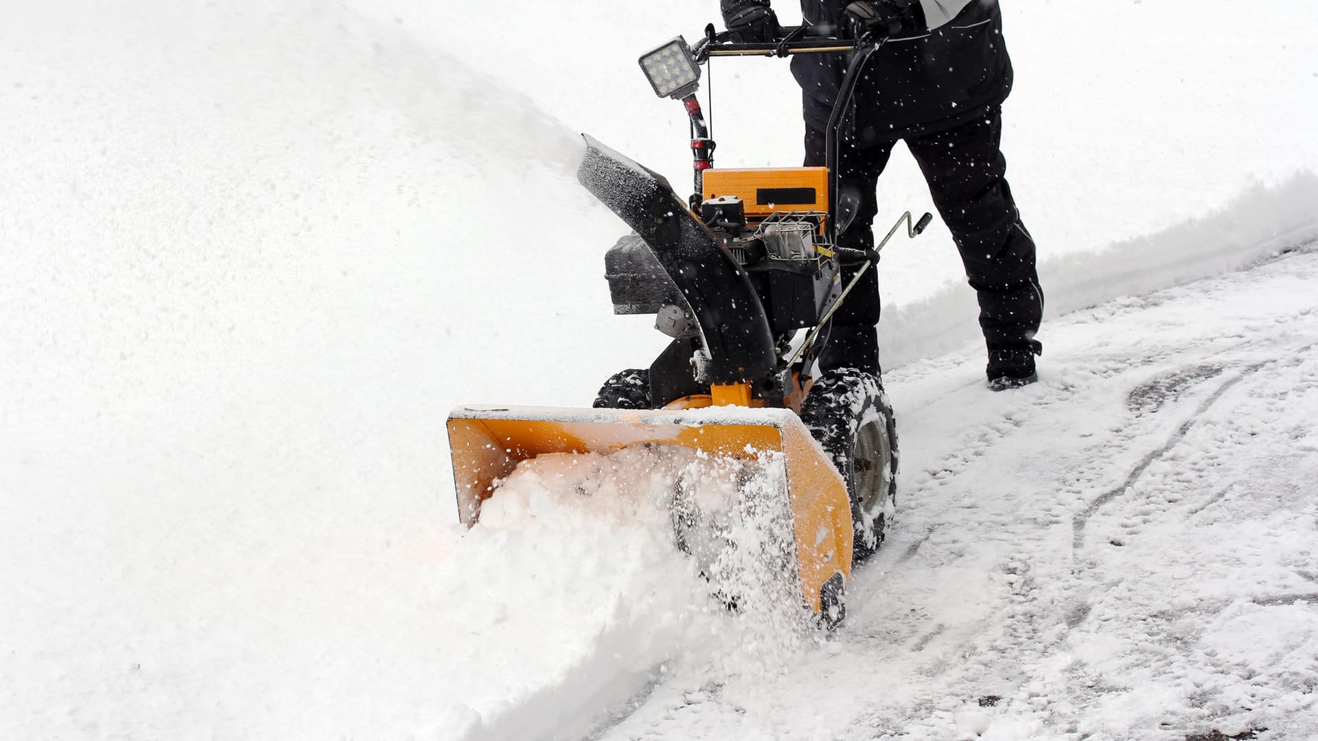 Schnee räumen: Ein Schneefräser eignet sich für große Flächen.