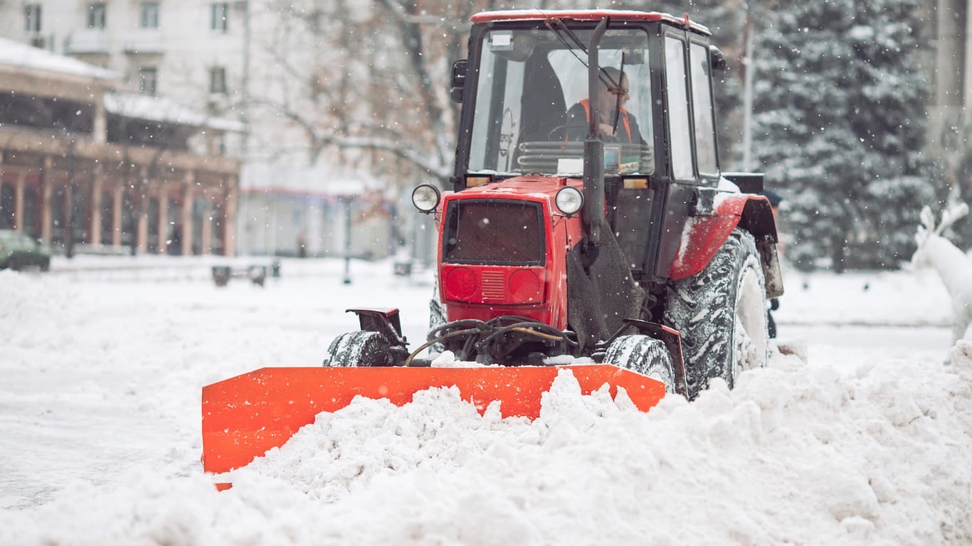 Schnee räumen: Kleine Traktoren lassen sich mit einem Schneeschieber oder Schneeschild umrüsten.