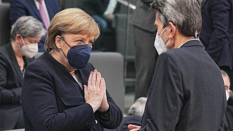 Die noch geschäftsführende Bundeskanzlerin Angela Merkel (CDU) im Gespräch mit Rolf Mützenich, Vorsitzender der SPD-Bundestagsfraktion, auf der Tribüne bei der Kanzlerwahl.