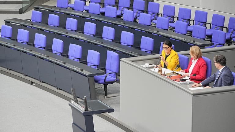 Bärbel Bas (2.v.r. SPD), Bundestagspräsidentin, sitzt neben der noch leeren Trbüne, auf der die Mitglieder des neuen Bundeskabinetts Platz nehmen werden.